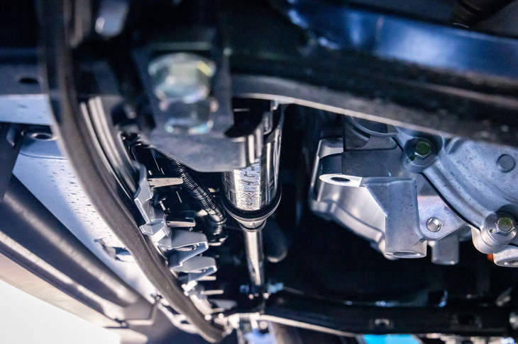 「N-ONE e：」では、フロントバンパー直後のボディー下部に「パフォーマンスダンパー」が装着される。下からのぞき込まないと、その存在は確認できない。