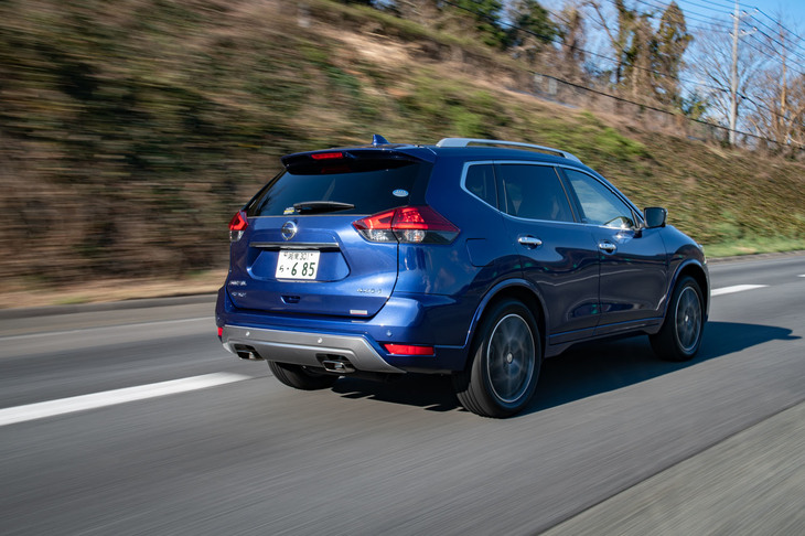 設定されるボディーカラーは全7色。テスト車には「AUTECH」専用色の「カスピアンブルー」が採用されていた。