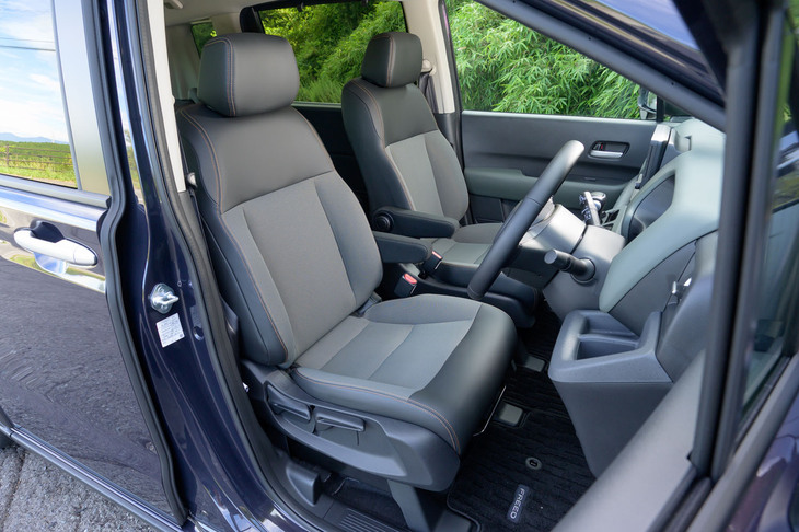 シート表皮はファブリックとプライムスムース（合皮）の組み合わせ。シートヒーターが標準装備だ。