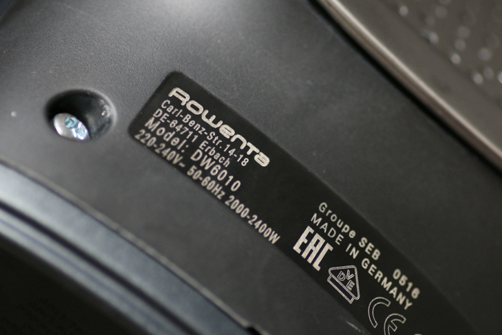 「ロウェンタDW6010」に刻まれた、ドイツ・エアバッハ「カール・ベンツ通り」の文字。