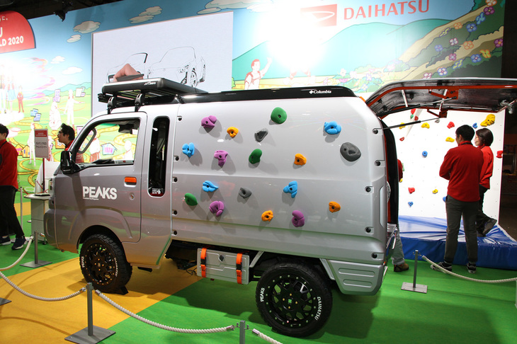 側面にボルダリングのホールド（突起）をあしらった、ダイハツの「•ハイゼットトラックPEAKS Ver.」。