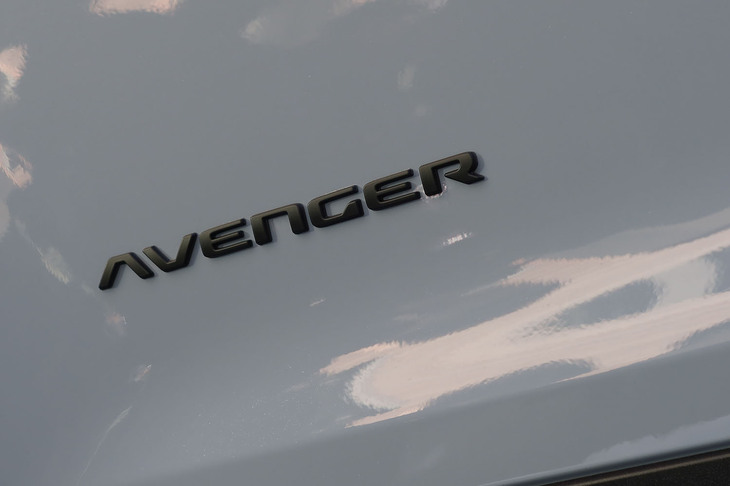 ジープ・アベンジャー4xeハイブリッド（フロントドアのエンブレム）