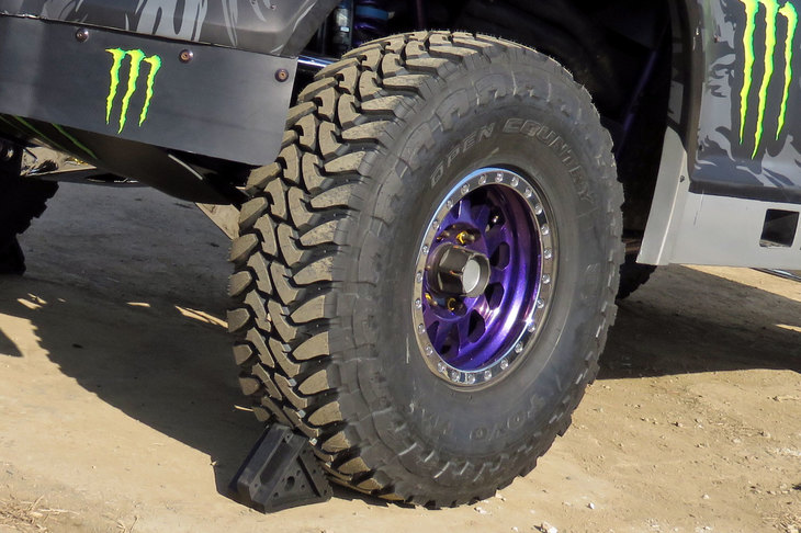 「OPEN COUNTRY」シリーズの中でもよりオフロードに特化したマッドテレインタイヤの「M/T」。サイドウオールに施されたバットレスデザインにより、深い泥濘路ではトレッド面だけでなくサイドウオールでもトラクションを発生させる。