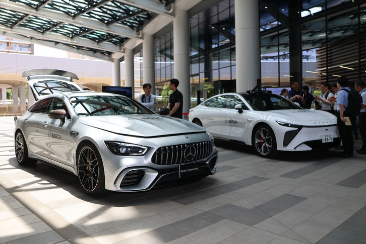 「メルセデスAMG GT 4ドアクーペ」をベースにした、「トラックパフォーマンスアシスト」の試験車両（写真向かって左）。
