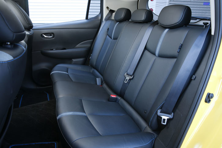 新型「リーフ」の後席。駆動用バッテリーの容量は増えたものの、居住空間のサイズは先代と変わらない。