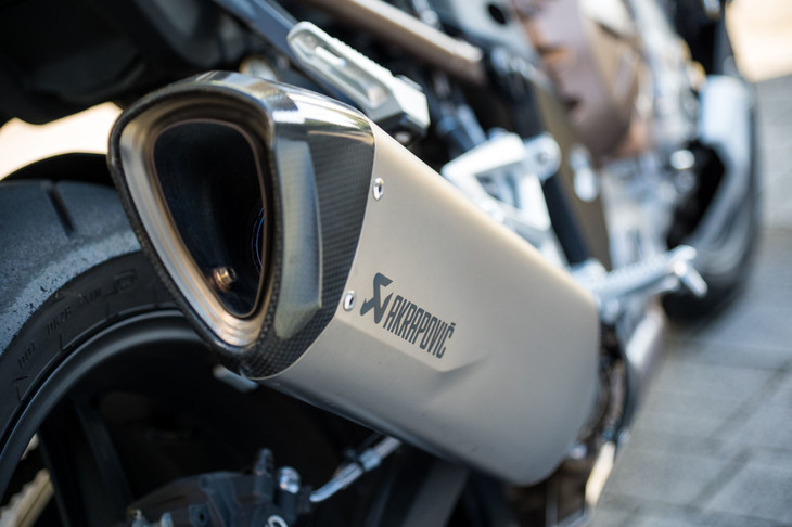 マフラーにはアクラポヴィッチ製のチタニウムスポーツサイレンサーを採用。軽量化とスポーティーなサウンドを実現している。