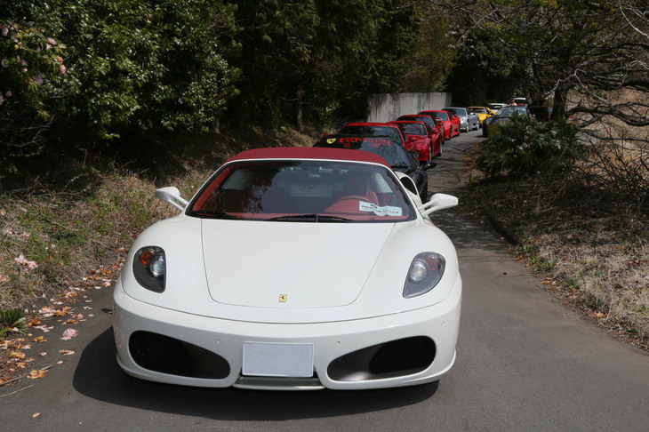 ガーデンの外周路にも新旧色とりどりのフェラーリがぎっしりと並んだ。