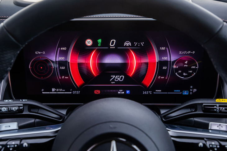 メーターデザインは切り替え式で、ステアリングリムのスイッチを用いて全6種類のなかから簡単に設定できる。写真は「スポーティー」を選択した様子。