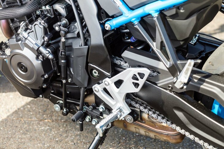 トランスミッションには、クラッチやスロットルの操作をせずとも変速が可能な「双方向クイックシフトシステム」を標準装備。その名のとおりシフトアップ／ダウンの双方に対応しており、また機能をオフにすることもできる。