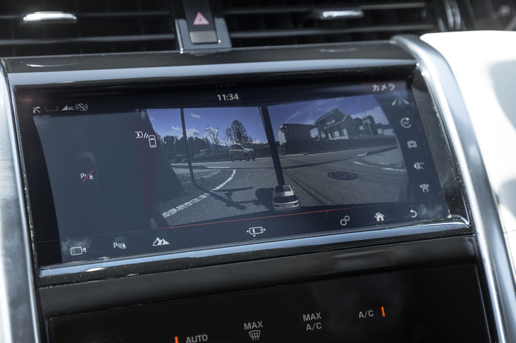 見通しの悪い路地などで役に立つ360°サラウンドカメラを標準装備。運転席からは見えにくい左右の状況を、モニター（写真）に映し出すことができる。他車が接近すると音とサインで教えてくれる。