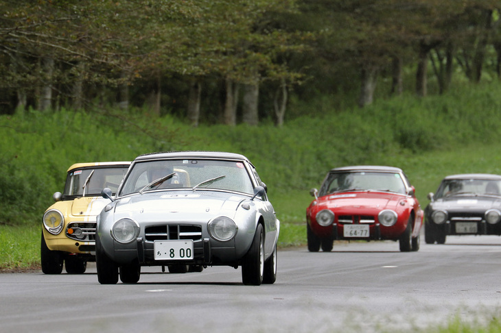 同じく完熟走行を行う「トヨタ・スポーツ800」と「ホンダS800」。
