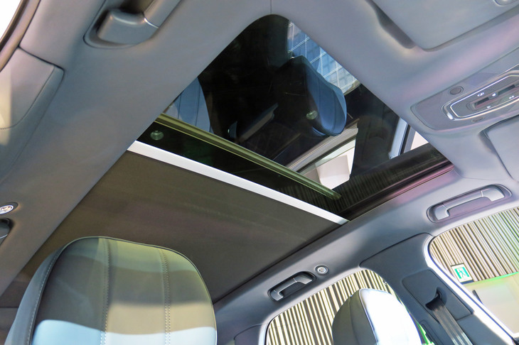 ベントレー・ベンテイガ ハイブリッド（パノラミックルーフ）