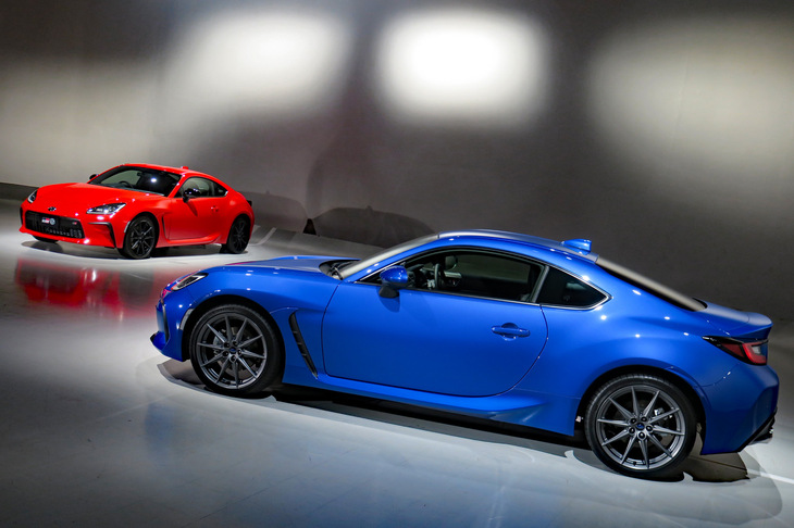 「トヨタGR86」（左）と「スバルBRZ」（右）。現行モデルは2社の分業によってリリースされたFRスポーツカーとして、2世代目のモデルにあたる。