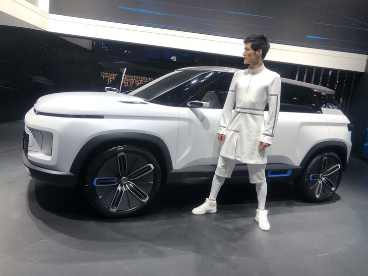 「吉利コンセプト アイコン」のターンテーブルにも男性モデルが。