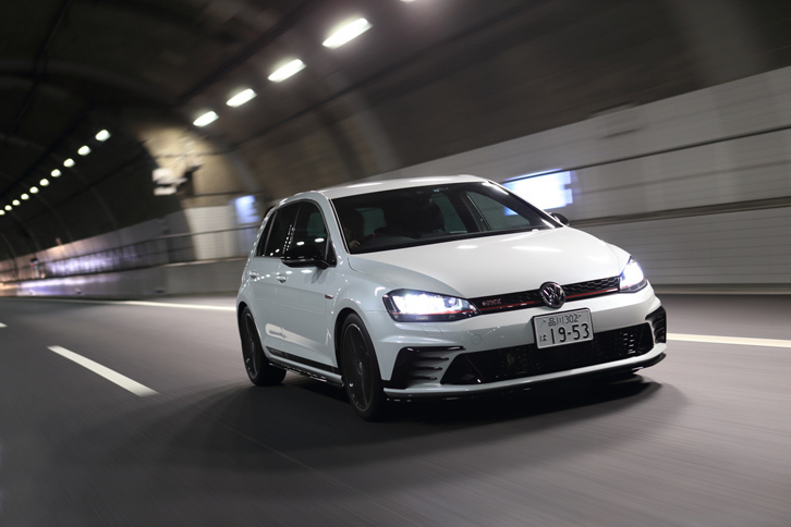 動力性能は、0-100km/h加速は5.9秒、最高速は250km/hと公称されている。