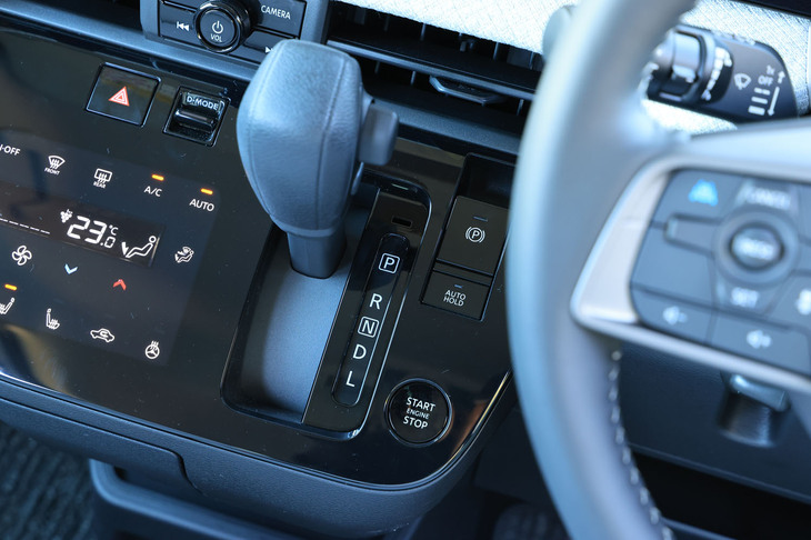 シフトセレクターはオーソドックスなレバー式。センターコンソールパネルにはエンジンのスタート／ストップボタンや、ハザードスイッチ、エアコンのコントロールパネル、ドライブモードセレクターなどが整然と並ぶ。