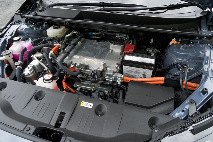 4WD車にはFWD車のフロントモーターをそのまま採用。フロントモーターの最高出力が、109PS（80kW）から227PS（167kW）へと大幅に向上している。