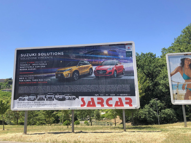 スズキの広告。こちらもローンの細かい説明が8行にもわたっている。走行中には、とても読めない。