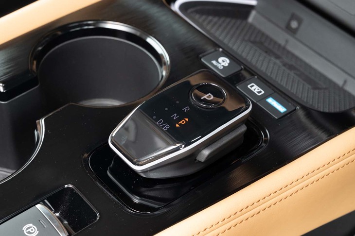 シフトセレクターは現行の「ノート」などと同じ最新タイプ。マウスのように握り込んで操作する。