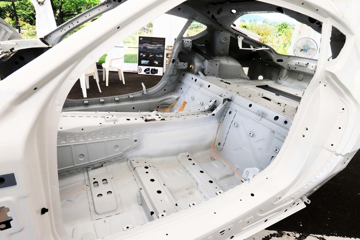 異なる素材同士の接合強度が追求された新型「スープラ」。そのボディー剛性は「86」の2.5倍に達しており、CFRP製キャビンの「レクサスLFA」をもしのぐという。