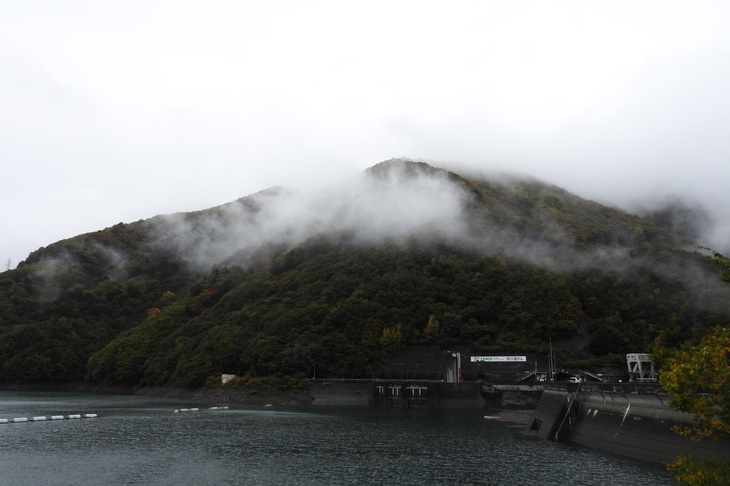 これも見事な趣の奈川渡ダム。「……なんか来たことあるな」と思ったら、「トヨタbZ4X／スバル・ソルテラ」の試乗会で立ち寄った場所だった。