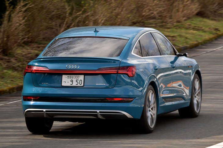 【アウディe-tronスポーツバック55クワトロ ファーストエディション（バーチャルエクステリアミラー仕様車）のスペック】
	ボディーサイズ：全長×全幅×全高＝4900×1935×1615mm／ホイールベース：2930mm／車重：2560kg／駆動方式：4WD／フロントモーター：非同期モーター／リアモーター：非同期モーター／フロントモーター最高出力：183.5PS（135kW）／フロントモーター最大トルク：309N・m（31.5kgf・m）／リアモーター最高出力：224.3PS（165kW）／リアモーター最大トルク：355N・m（36.2kgf・m）／システム最高出力：408PS（300kW）／システム最大トルク：664N・m（67.7kgf・m）／タイヤ：（前）265/45R21 108H XL／（後）265/45R21 108H XL（コンチネンタル・プレミアムコンタクト6）／一充電走行距離：405km（WLTCモード）／交流電力量消費率：245Wh/km（WLTPモード）／価格：1346万円
	
	【取材時の電費データ】
	テスト距離：199.6km（市街地1：高速道路7：山岳路2）／消費電力量：49.9kWh／参考電力消費率：4.0km/kWh