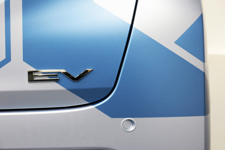 三菱K-EVコンセプトXスタイル（「EV」バッジ）