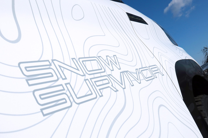 三菱デリカミニSNOW SURVIVOR（「SNOW SURVIVOR」ロゴ）