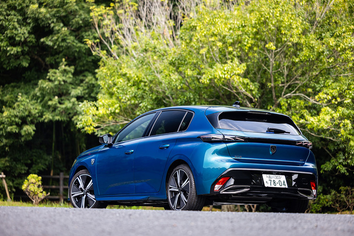 「308 GTハイブリッド」の車両本体価格は479万円。外板色は「オブセッションブルー」（写真）に加えて、「エリクサーレッド」「ペルラネラブラック」「オケナイトホワイト」の全4色から選択できる。