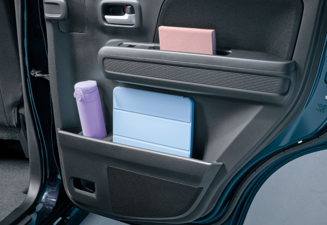 「ワゴンR」はリアドアに傘立てが備わっている（水筒の前）。雨水を車外に排出するドレン付きだ。