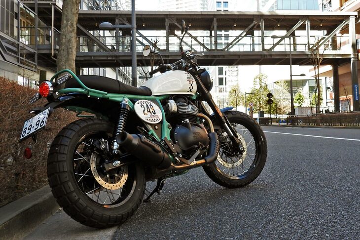 競合モデルにはない、豊富なカラーバリエーションも「ベア650」の……というかロイヤルエンフィールドのモデルに共通する魅力。試乗車のカラーリングはスペシャルカラーの「トゥー・フォー・ナイン」だ。