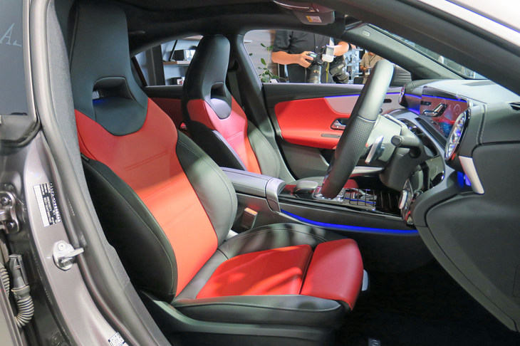 メルセデス・ベンツCLA250 4MATIC（フロントシート）