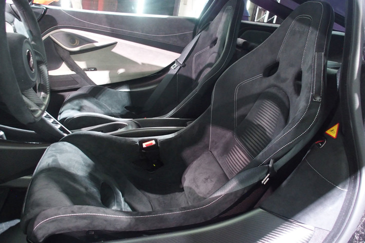 カーボンシェルの軽量なバケットシートを装備。表皮の背もたれ部分にレーザー加工のグラフィックが入れられている。