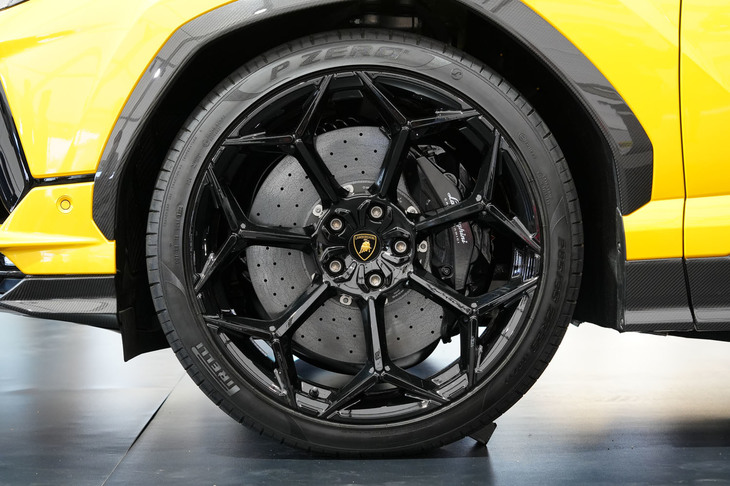 ランボルギーニ・ウルス ペルフォルマンテ（タイヤ＆ホイール）