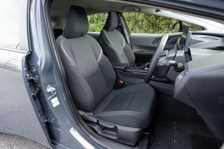 試乗車に装着されていた「上級内装仕様」のシートはスポーティーな形状で肩口に白のアクセントがあしらわれる。ヒーターも付いている。