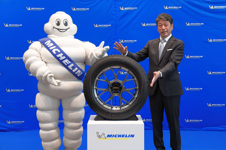 「ミシュランX-ICE SNOW＋」の発表イベントに登壇したミシュランマン（写真左）と日本ミシュランタイヤの代表取締役社長 須藤 元氏（同右）。