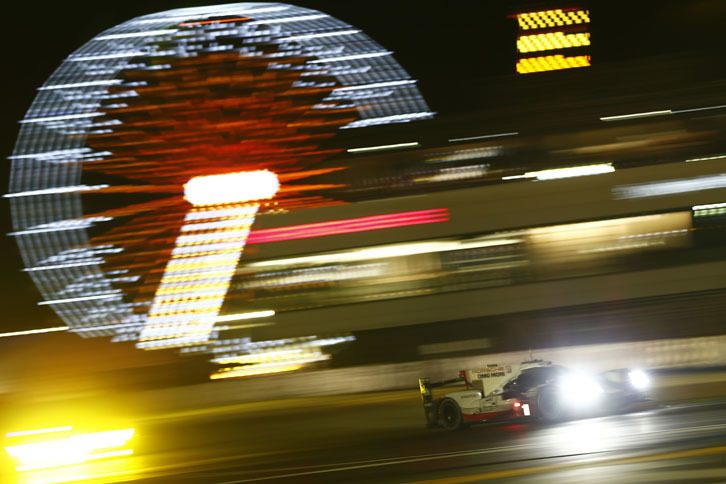 ナイトセッションを走る、No.1 ポルシェ919 ハイブリッド。健闘を見せるも、完走はならず。