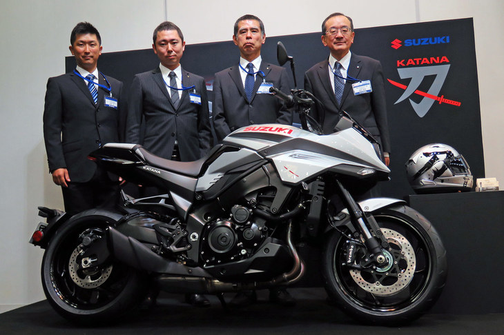 右から、スズキ二輪の濱本英信社長と、新型「カタナ」の開発に携わった二輪企画部 チーフエンジニアの寺田 覚氏、二輪設計部 車体設計グループの三池翔太氏、二輪管理部 技術・品質評価グループの大城 光氏。