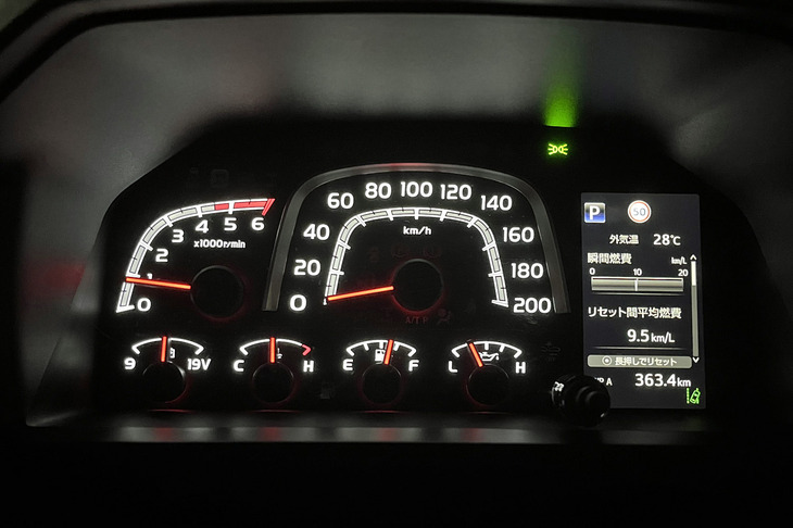 昭和感が漂うメーター。アナログもアナログ、デザインはもはや本格的なアナログといってもいいが、4.2インチTFTカラーマルチインフォメーションディスプレイも組み込まれている。ディーゼルなので4500rpmからレッドゾーンが始まる。