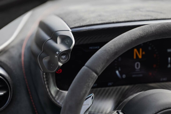 メーターバイザーの左サイドには、ハンドリング特性の切り替えスイッチが配置される。右サイドには、パワートレインの制御を変えるスイッチが備わっている。