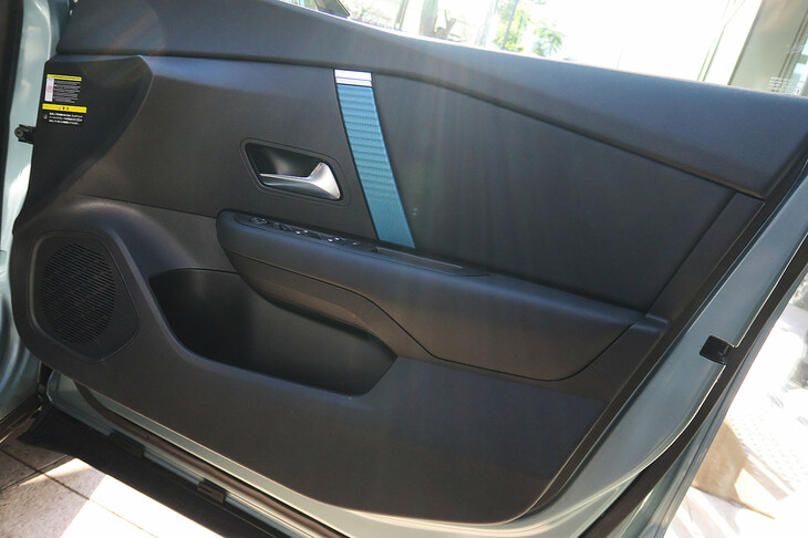 シトロエンE-C4エレクトリック（フロントドアトリム）