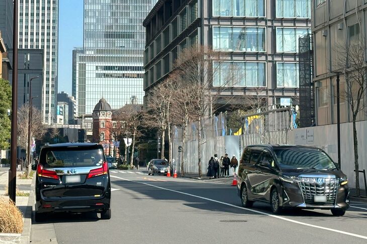 丸の内で。「トヨタ・アルファード」や「ヴェルファイア」がこのエリアでも存在感を増してきた。