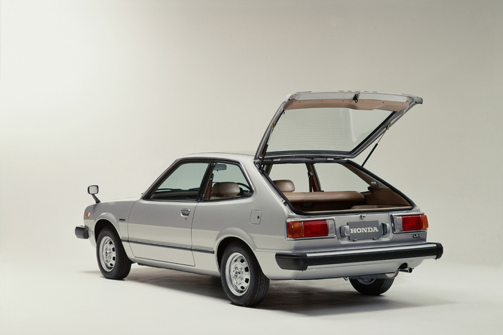 「シビック」の上位モデルとして登場した初代「アコード」。デビュー当初は最高出力82PSの1.6リッター直4「CVCC」エンジンを搭載していた。トップグレード「EX」の価格は112万円（東京地区標準現金価格）であった。