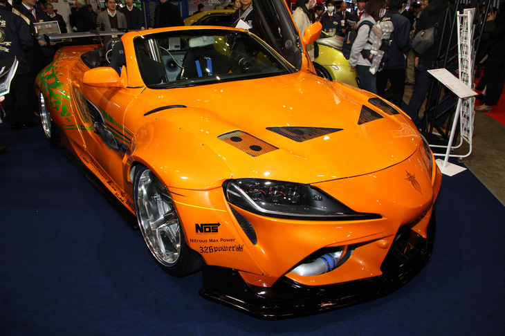 NATS（日本自動車大学校）の「NATS A90スパイダー」。「レクサスSC430」をベースに「GRスープラ」のスパイダー風に仕立てた。