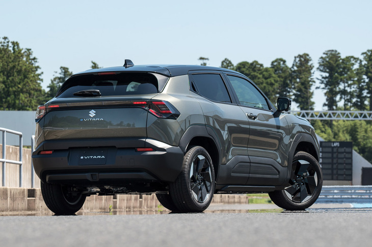 スズキ初の量販BEV「eビターラ」。コンセプトモデル「eVX」から発展したコンパクトSUVで、インド・グジャラート工場で生産される世界戦略車だ。