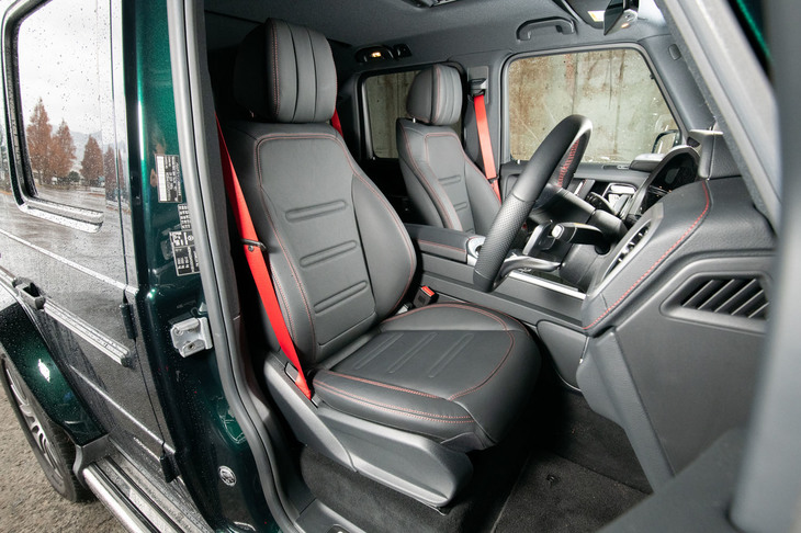 オプションの「AMGライン」に含まれる、赤いステッチ入りの黒い本革シート。標準の仕様でもシート表皮は本革となる。