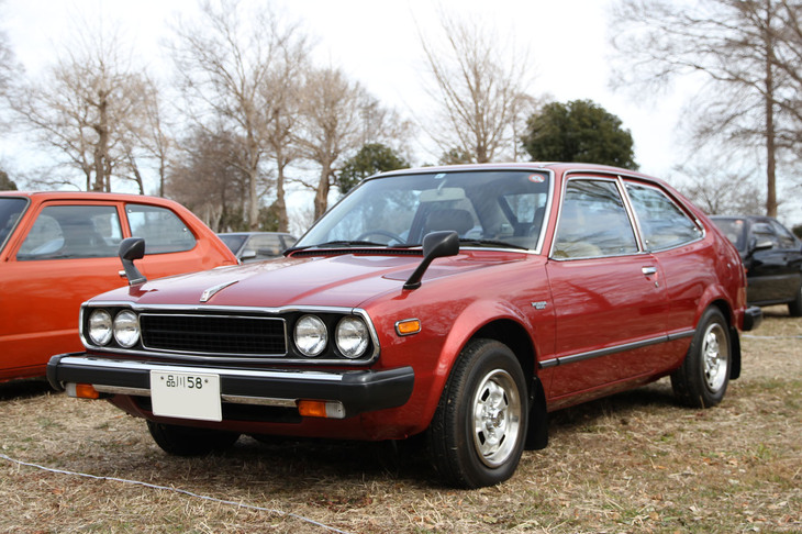 1976年に「シビック」の兄貴分として、当初は3ドアハッチバックのみで登場した初代「アコード」。1980年式というこの個体は塗装まで新車時のままというワンオーナー車。走行距離は約9万5000kmと車齢40年超としては少なめとはいえ、内外装とも非常に美しい状態に保たれている。