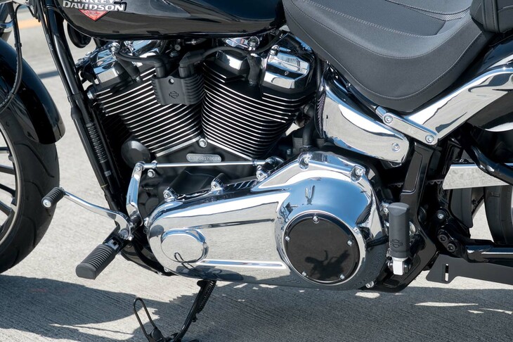 きらびやかなクロームメッキがまぶしいプライマリーカバー。フットレバーはかなり前寄りの、フォワードコントロールのポジションとなっている。