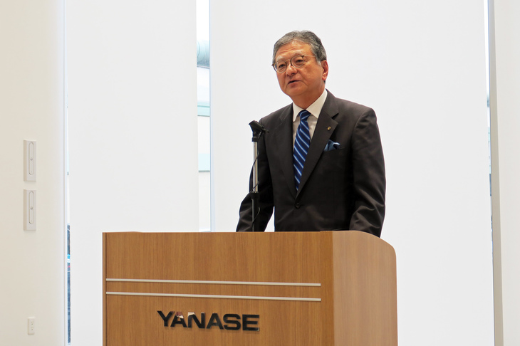 式典にてあいさつに立つ、ヤナセの吉田多孝代表取締役社長。