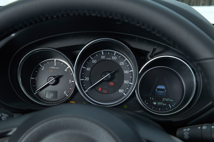 メーターまわりでは正常作動状態を示すインジケーターの色をグリーンに統一するなどして見やすさを改善。「プロアクティブ」や「Lパッケージ」に装備されるマルチインフォメーションディスプレイには、新たに高精細の4.6インチカラーTFTが採用された。